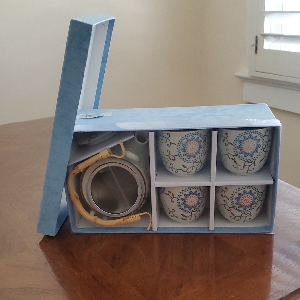 Floral Tea Set with Bamboo Handle